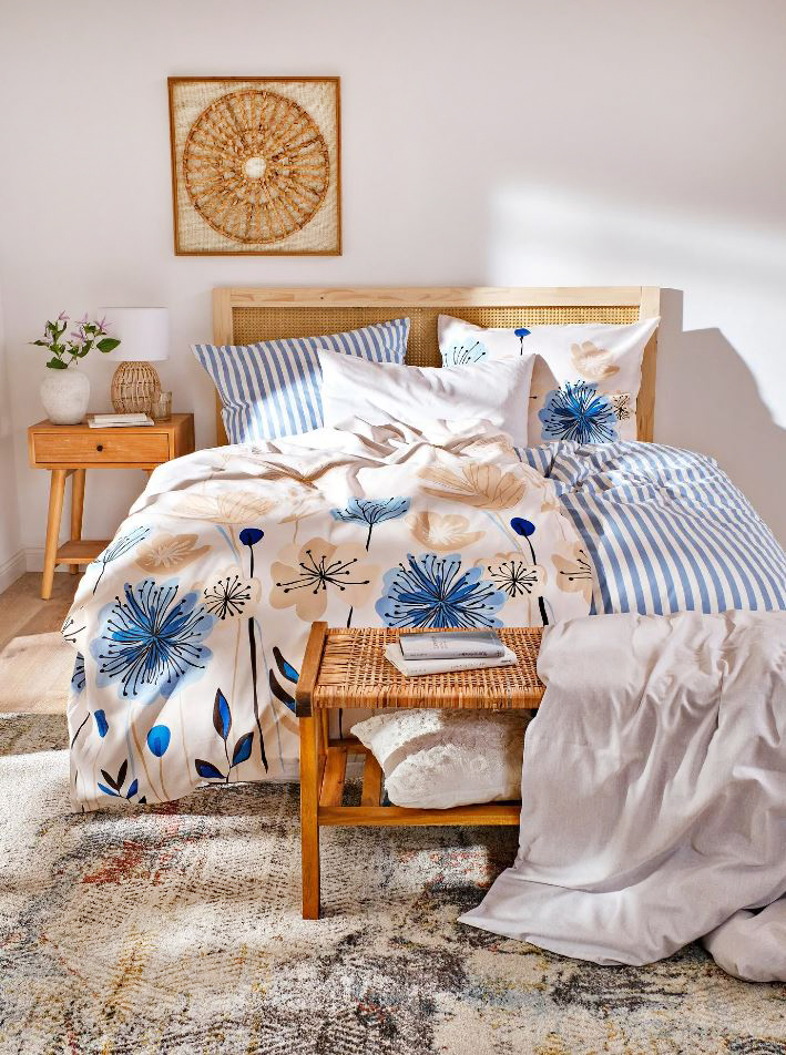 Un mix di fantasie per il letto matrimoniale che abbina due set copripiumino singoli: uno a righe blu e bianco e l'altro a fiori stilizzati. Sono prodotti rispettivamente in puro cotone con una texture fine e liscia e in misto cotone. Prezzo a partire da 18,99 euro (per il set composto da copripiumino e federa coordinata). Tutto di Bonprix. https://www.bonprix.it Un mix di fantasie per il letto matrimoniale che abbina due set copripiumino singoli: uno a righe blu e bianco e l'altro a fiori stilizzati. Sono prodotti rispettivamente in puro cotone con una texture fine e liscia e in misto cotone. Prezzo a partire da 18,99 euro (per il set composto da copripiumino e federa coordinata). Tutto di Bonprix. https://www.bonprix.it