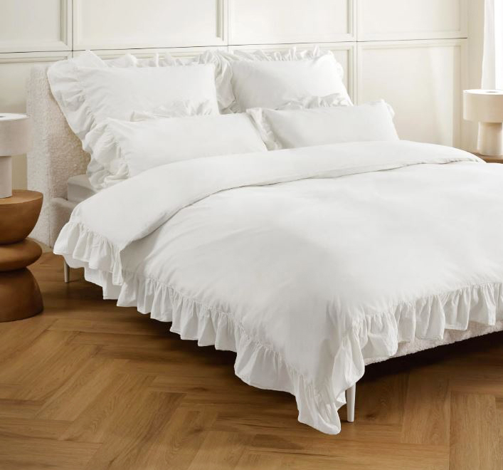 Fascino senza tempo per il copripiumino Louane di Westwing Collection che ha il bordo impreziosito da volant. È realizzato in morbido cotone percalle lavato di colore bianco candido con un aspetto irregolare ottenuto tramite uno speciale processo di lavaggio. È lavabile in lavatrice e non si stira. Misura L 240 x P 220 cm. Prezzo 89,90 euro. Le federa coordinate misurano L 80 x P 50 cm e L 65 x P 65 cm e costano 13,99 euro cad. https://www.westwing.it Fascino senza tempo per il copripiumino Louane di Westwing Collection che ha il bordo impreziosito da volant. È realizzato in morbido cotone percalle lavato di colore bianco candido con un aspetto irregolare ottenuto tramite uno speciale processo di lavaggio. È lavabile in lavatrice e non si stira. Misura L 240 x P 220 cm. Prezzo 89,90 euro. Le federa coordinate misurano L 80 x P 50 cm e L 65 x P 65 cm e costano 13,99 euro cad. https://www.westwing.it