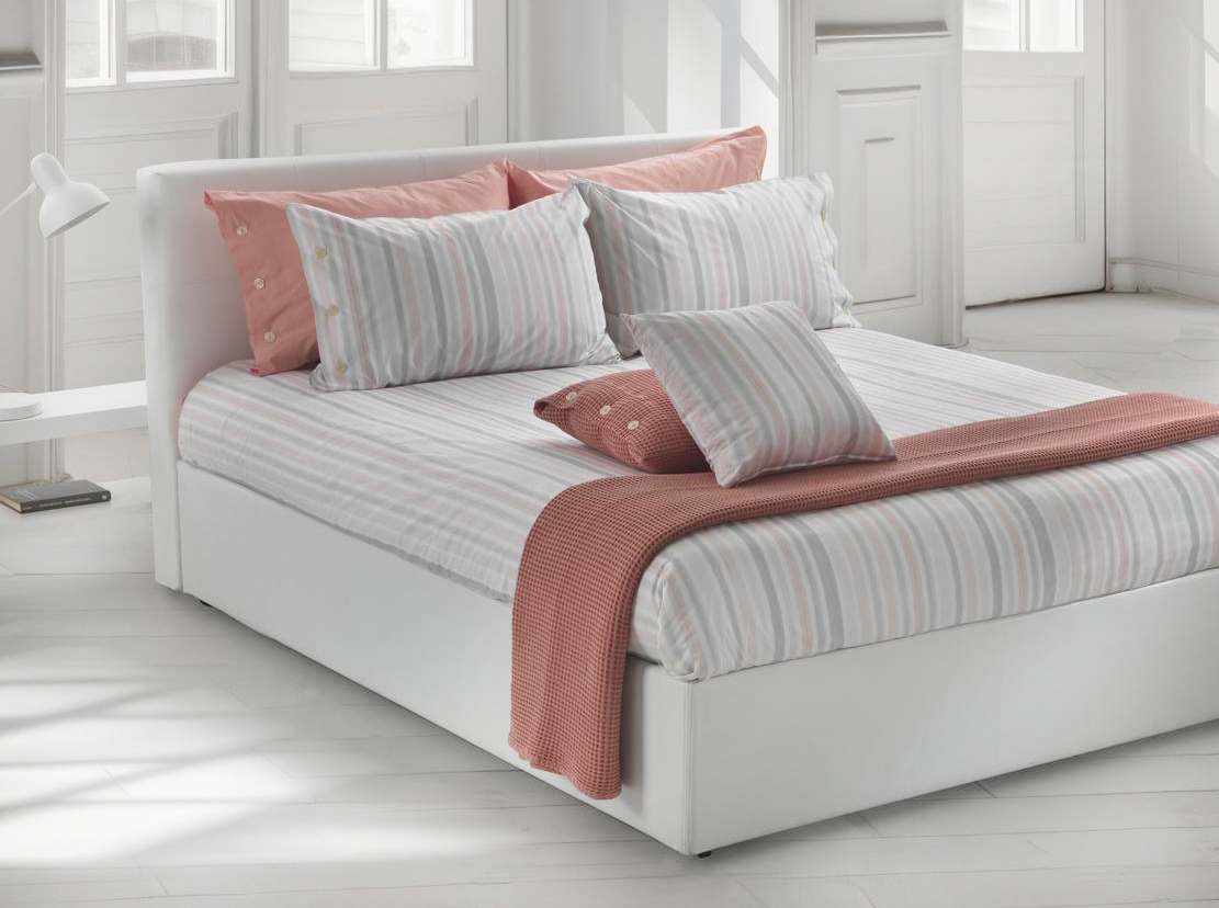 Un raffinato motivo a righe per il letto "vestito" con la parure copripiumino matrimoniale Soft Stripes di Bellora since 1883 by Mirabello Carrara: è completamente realizzato in percalle di puro cotone con un decoro nelle tonalità del rosa e del grigio chiaro su fondo bianco. Prezzo a partire da 218 euro. https://www.mirabellocarrara.it Un raffinato motivo a righe per il letto "vestito" con la parure copripiumino matrimoniale Soft Stripes di Bellora since 1883 by Mirabello Carrara: è completamente realizzato in percalle di puro cotone con un decoro nelle tonalità del rosa e del grigio chiaro su fondo bianco. Prezzo a partire da 218 euro. https://www.mirabellocarrara.it