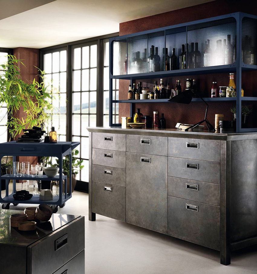 La grande credenza dispensa è la protagonista della cucina Diesel Social Kitchen di Scavolini caratterizzata da uno stile industrial. Le ante sono declinate nella finitura Acciaio Drip Metal, con un aspetto piacevolmente materico, e sono dotate di maniglie Archive in Acciaio Drip Metal. Prezzo su richiesta. https://www.scavolini.com