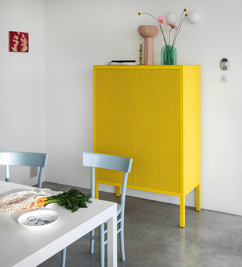 Porta una ventata di allegria in cucina la credenza Frame Cupboards di Fantin completamente prodotta in metallo verniciato giallo limone, messo in evidenza dal design minimale in cui sono protagonisti il telaio portante in vista e le ante disponibili nelle varianti forate o piene. Misura L 100 x P 48 x H 150,9 cm. Prezzo a partire da 1.810 euro. https://www.fantin.com