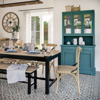 Si ispira ai modelli del passato la credenza alta Aimée di Maisons du Monde che sta bene sia nel living sia in cucina. La struttura in legno verde abete la trasforma in un arredo non solo funzionale, ma anche molto decorativo. Misura L 104 x P 50 x H 190 cm. Prezzo 699 euro. https://www.maisonsdumonde.com Si ispira ai modelli del passato la credenza alta Aimée di Maisons du Monde che sta bene sia nel living sia in cucina. La struttura in legno verde abete la trasforma in un arredo non solo funzionale, ma anche molto decorativo. Misura L 104 x P 50 x H 190 cm. Prezzo 699 euro. https://www.maisonsdumonde.com