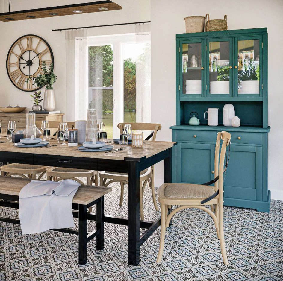 Si ispira ai modelli del passato la credenza alta Aimée di Maisons du Monde che sta bene sia nel living sia in cucina. La struttura in legno verde abete la trasforma in un arredo non solo funzionale, ma anche molto decorativo. Misura L 104 x P 50 x H 190 cm. Prezzo 699 euro. https://www.maisonsdumonde.com