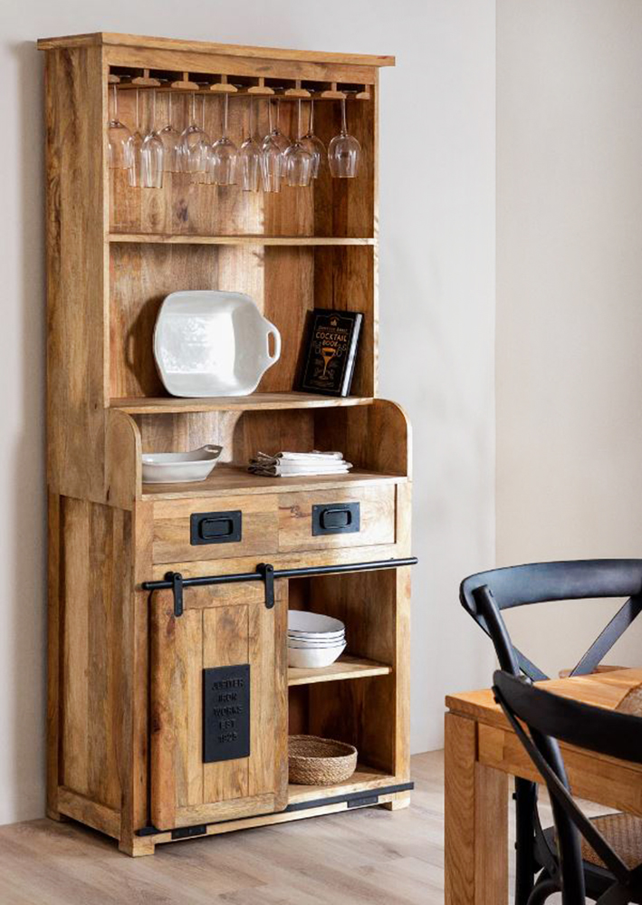 Permette di esporre bicchieri e stoviglie la credenza alta Uain di Sklum che ha la struttura in legno di mango con finitura naturale e dettagli in ferro invecchiato nero che ne sottolineano lo stile vintage. Nella parte inferiore è presente un'anta scorrevole e due cassetti. Misura L 86 x P 42 x H 190 cm. Prezzo 419,95 euro. https://www.sklum.com