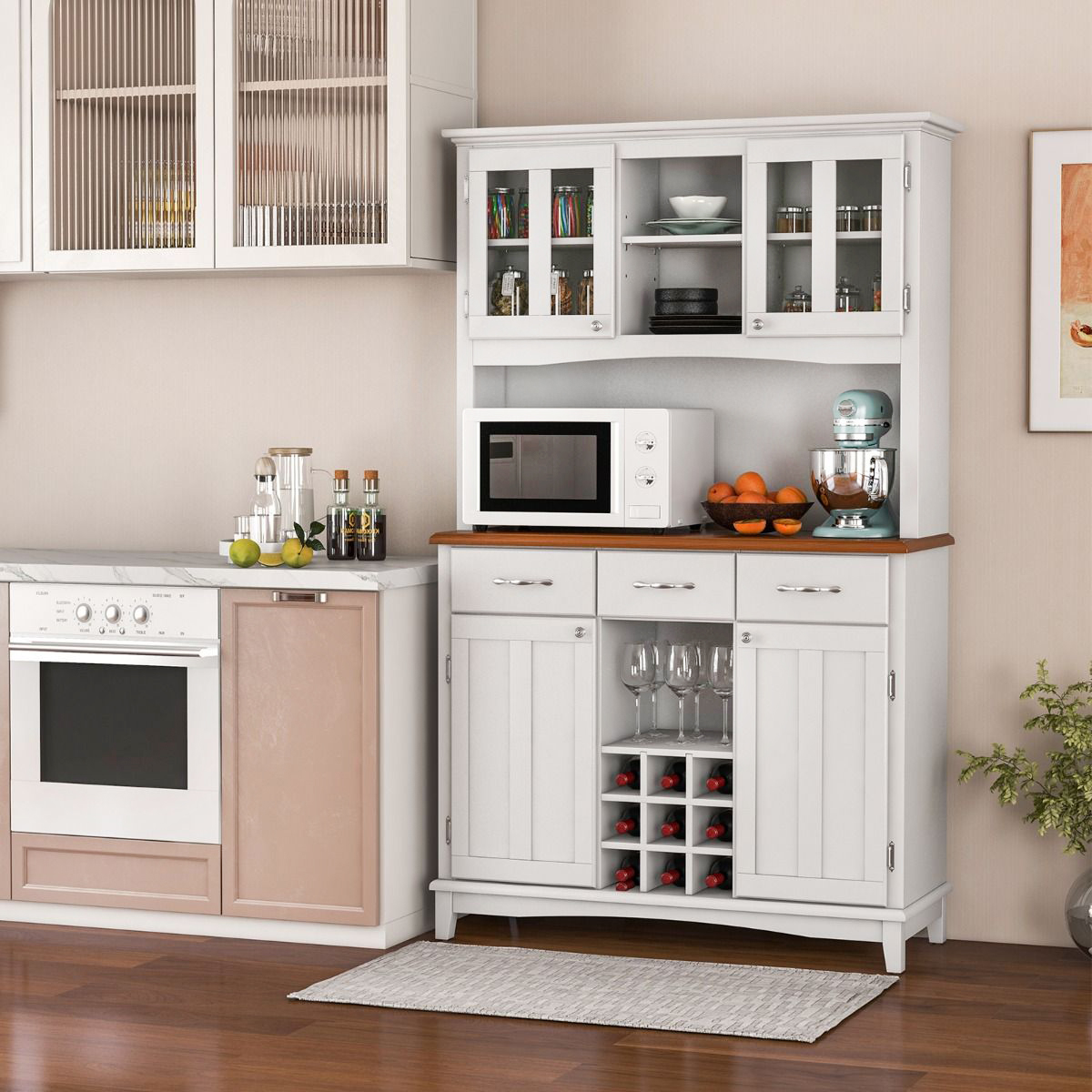 Accoglie il forno a microonde e una mini cantina per nove bottiglie la credenza alta da cucina di Costway che ha la struttura in MDF bianco. Le ante in vetro temperato consentono di esporre bicchieri e stoviglie. Misura L 106 x P 41,5 x H 184,5 cm. Prezzo 306,99 euro. https://www.costway.it