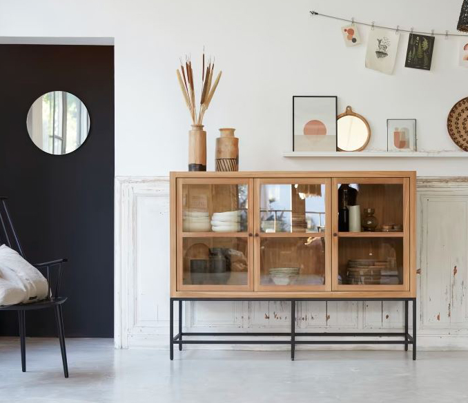 La credenza bassa Babeth di Tikamoon ha tre ante battenti in vetro e la struttura realizzata in pregiato e resistente legno di teak massello. Il telaio di sostegno in metallo nero la alleggerisce. Misura L 160 x P 45 x H 122 cm. Prezzo 1.049 euro.  https://www.tikamoon.it