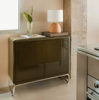 Piccola e compatta la credenza bassa Candela Colours di The Masie che trova posto in un angolo della cucina. È chiusa da due ante realizzate in MDF Verde Nori con sistema Push Open ed è dotata di sostegni in acciaio inox lucido. Misura L 100 x P 40 x H 86 cm. Prezzo 529,95 euro. https://www.themasie.com Piccola e compatta la credenza bassa Candela Colours di The Masie che trova posto in un angolo della cucina. È chiusa da due ante realizzate in MDF Verde Nori con sistema Push Open ed è dotata di sostegni in acciaio inox lucido. Misura L 100 x P 40 x H 86 cm. Prezzo 529,95 euro. https://www.themasie.com