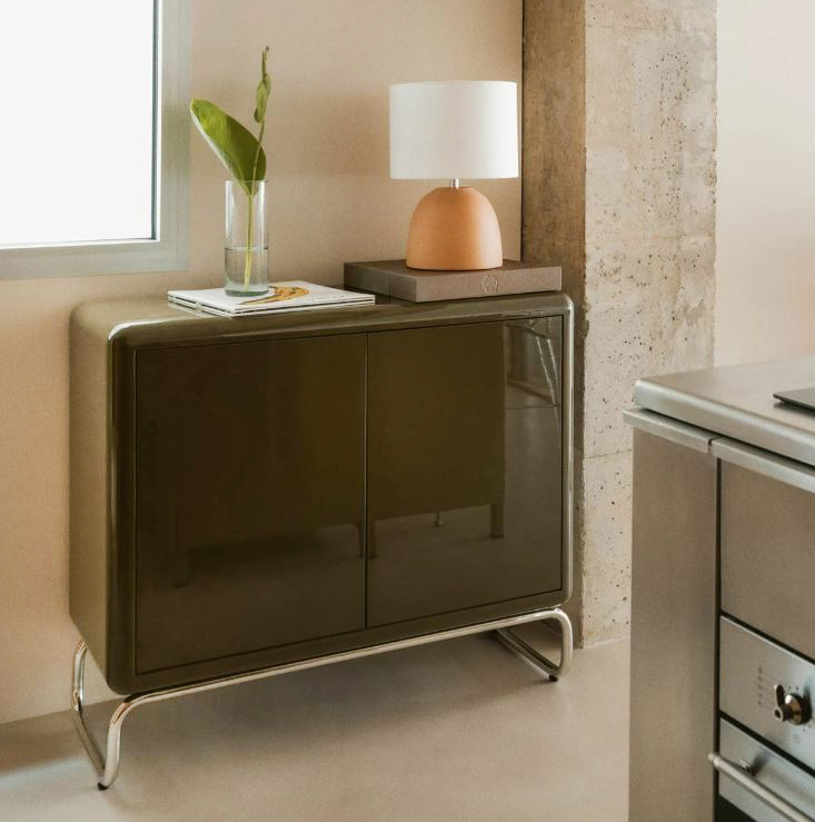 Piccola e compatta la credenza bassa Candela Colours di The Masie che trova posto in un angolo della cucina. È chiusa da due ante realizzate in MDF Verde Nori con sistema Push Open ed è dotata di sostegni in acciaio inox lucido. Misura L 100 x P 40 x H 86 cm. Prezzo 529,95 euro. https://www.themasie.com