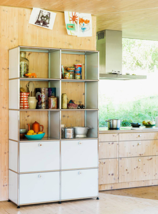 Fa parte del sistema del sistema modulare USM Haller di USM Modular Furniture la credenza alta che diventa protagonista della cucina grazie alla sua versatilità e alla sua grande capacità di contenimento. Le quattro ante a ribalta Bianco Puro nella parte inferiore consentono di nascondere attrezzi e prodotti, mentre i vani a giorno permettono di esporre in bella vista stoviglie e suppellettili. Prezzo a partire da 390 euro per un modulo base 25x10x25 cm. https://shops.usm.com Fa parte del sistema del sistema modulare USM Haller di USM Modular Furniture la credenza alta che diventa protagonista della cucina grazie alla sua versatilità e alla sua grande capacità di contenimento. Le quattro ante a ribalta Bianco Puro nella parte inferiore consentono di nascondere attrezzi e prodotti, mentre i vani a giorno permettono di esporre in bella vista stoviglie e suppellettili. Prezzo a partire da 390 euro per un modulo base 25x10x25 cm. https://shops.usm.com