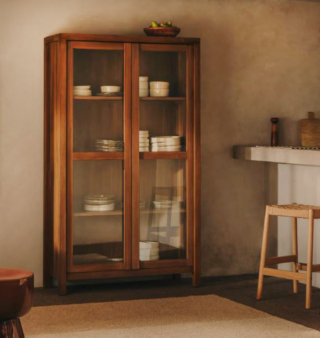 Pregiato legno massiccio di teak con effetto spazzolato per la credenza/vetrina Sashi di Kave Home che può essere usata per riporre le stoviglie o come dispensa a vista. Le due ante sono in vetro temperato trasparente. Misura L 110 x P 40 x H 185 cm. Prezzo 1.970 euro https://kavehome.com Pregiato legno massiccio di teak con effetto spazzolato per la credenza/vetrina Sashi di Kave Home che può essere usata per riporre le stoviglie o come dispensa a vista. Le due ante sono in vetro temperato trasparente. Misura L 110 x P 40 x H 185 cm. Prezzo 1.970 euro https://kavehome.com