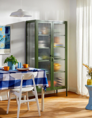 Permette di avere le stoviglie, ma non solo, esposte in perfetto ordine in cucina la credenza-vetrina The Collector di Mustard Made in vendita su Westwing. Il telaio in acciaio verniciato a polvere Verde oliva è disponibile in numerose altre varianti di colore; le ante sono in vetro scanalato. Misura L 85 x P 40 x h 170 cm. Prezzo 899 euro. https://www.westwing.it Permette di avere le stoviglie, ma non solo, esposte in perfetto ordine in cucina la credenza-vetrina The Collector di Mustard Made in vendita su Westwing. Il telaio in acciaio verniciato a polvere Verde oliva è disponibile in numerose altre varianti di colore; le ante sono in vetro scanalato. Misura L 85 x P 40 x h 170 cm. Prezzo 899 euro. https://www.westwing.it