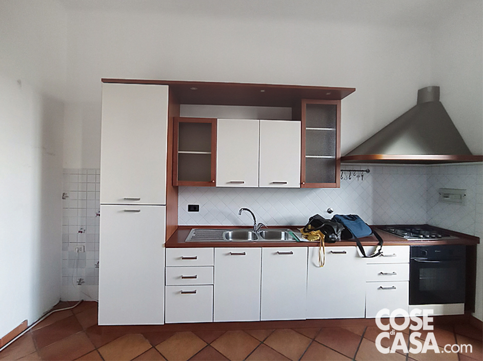 ERA COSI'
La zona cottura si trovava nella stessa posizione anche nello stato di fatto, ma era arredata con una composizione di serie che non corrispondeva
alla misura della parete e lasciava così uno spazio vuoto sprecato. La cappa aspirante nell'angolo
era fuori scala. I nuovi arredi su disegno,
distribuiti su due lati, hanno invece permesso
di ricavare in più il volume per la dispensa.