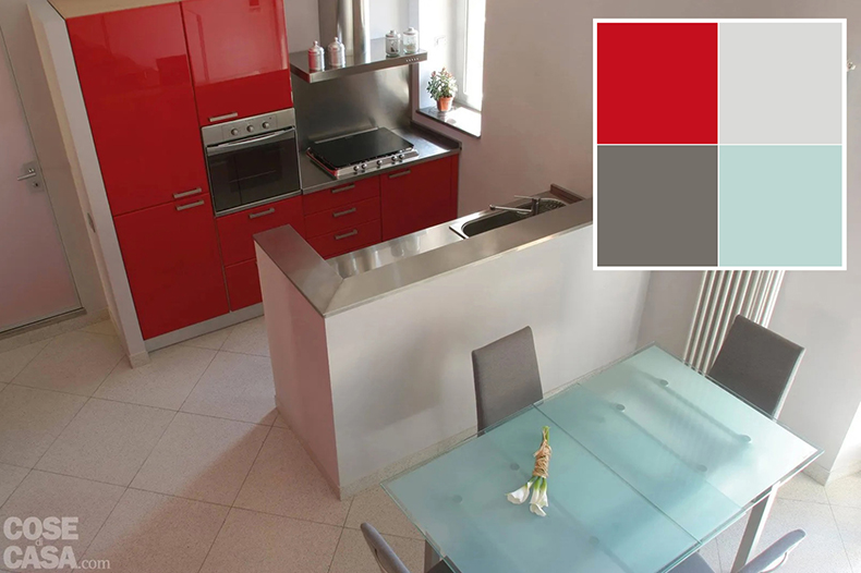 In questa composizione lineare, con basi e colonne, domina visivamente il rosso laccato lucido del mobile che ospita frigorifero, forno, piano cottura, ripiani e contenitori. Il blocco lavaggio e il piano di lavoro invece sono collocati di fronte in una penisola in acciaio inox e dietro vi è la zona pranzo, con un tavolo con ripiano in vetro acidato. Il tutto - con l'accostamento tra finitura lucida e colore intenso della cucina, insieme a questi materiali - crea un ambiente ultra moderno e di grande effetto. Foto di Rossella Murgia. Progetto: arch. Marco Traverso – Via Ippolito d’Aste 1/11 – Genova Tel. 010/582588.