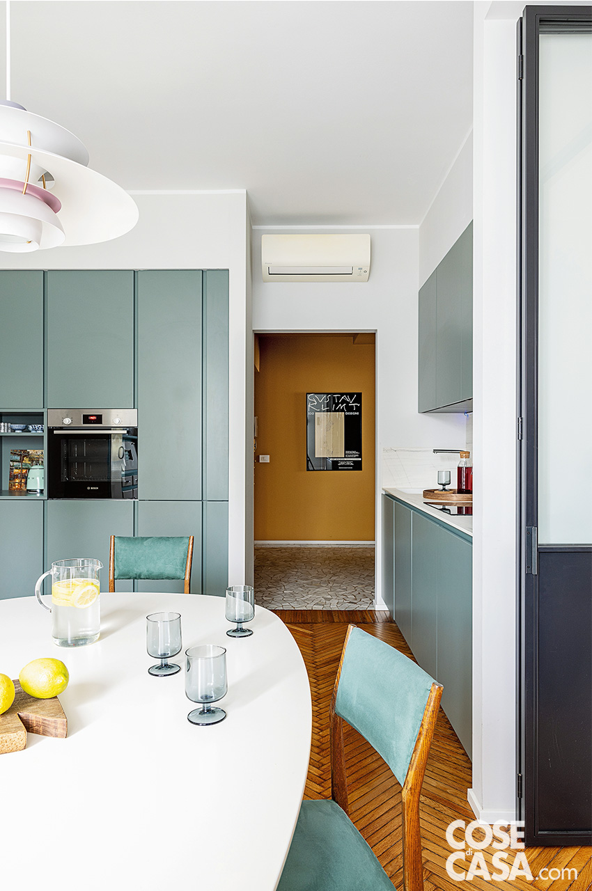 cucina verde salvia e tavolo ovale