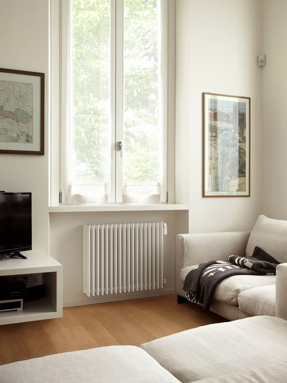 Deltacalor Space in soggiorno sotto finestra