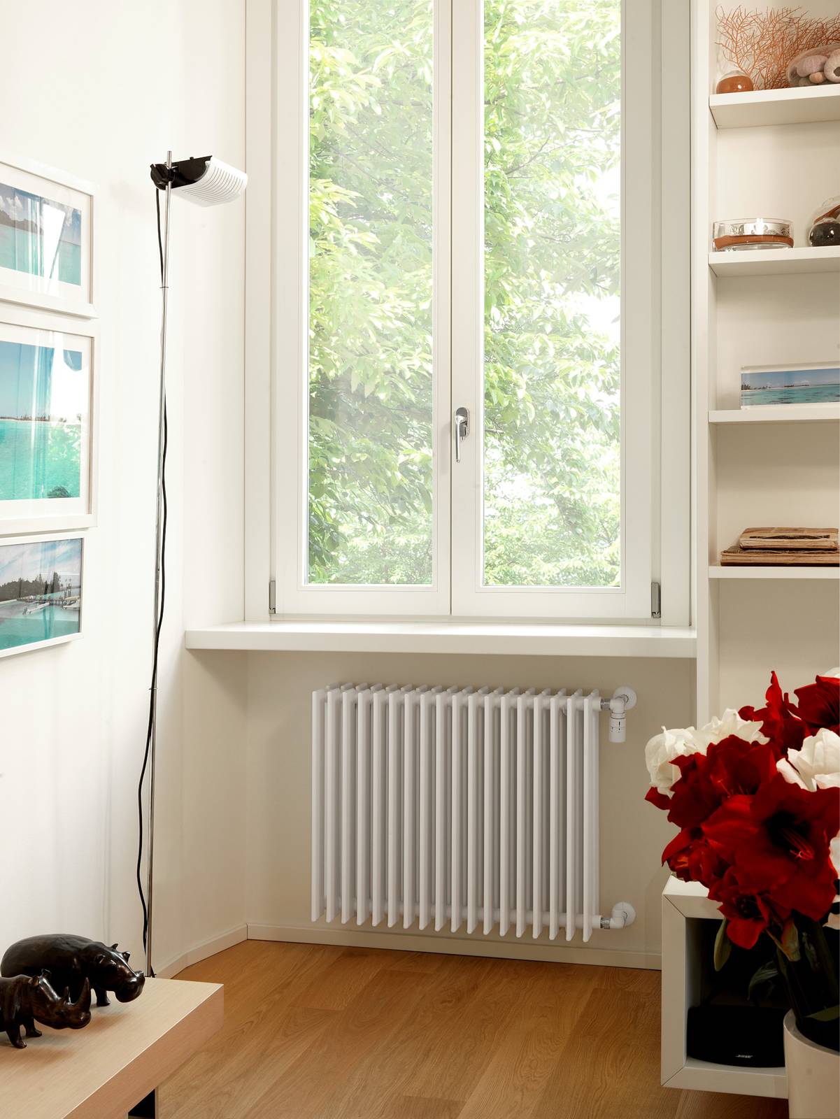 Deltacalor Space sotto finestra in soggiorno