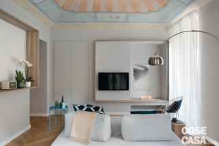 Il divano double-face (Sanders Air di Ditre Italia) prevede cuscini centrali ruotabili, rivestito in tessuto bianco. Progetto: arch. Fabrizio Fragomeli e arch. Angelica Morra, Studio Fragomeli, Torino, Tel. 011/8001209 - fragomeliandpartners.com
Foto: Barbara Corsico, styling Chiara Dal Canto.