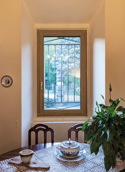 Finestra KF410 di Internorm realizzata in pvc con guscio esterno in alluminio. Con la tecnologia di stampa digitale I-tec Decor la gamma delle finiture è realistica in diversi effetti legno o cemento. Isolamento termico Uw fino 0,62 W/m²K e abbattimento acustico fino a 47 dB.  www.internorm.com/it-it Finestra KF410 di Internorm realizzata in pvc con guscio esterno in alluminio. Con la tecnologia di stampa digitale I-tec Decor la gamma delle finiture è realistica in diversi effetti legno o cemento. Isolamento termico Uw fino 0,62 W/m²K e abbattimento acustico fino a 47 dB.  www.internorm.com/it-it