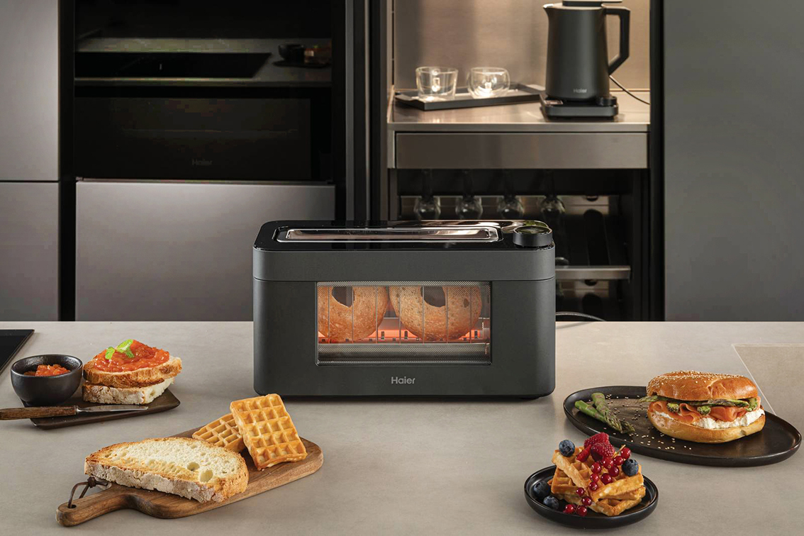 Nella lounge esterna, Haier mostra invece la nuova gamma di elettrodomestici da incasso: ID Serie dotata di tecnologie Bionicook, che uniscono la forza dell’Intelligenza Artificiale alla sensibilità del tocco umano: il forno e microonde ID Ultimate, il piano cottura ad induzione ID Serie 6, il frigorifero multiporta FD 90 Serie 7 PRO e la Wine Bank 60 Serie 5. In anteprima assoluta, è esposta anche la nuova gamma di piccoli elettrodomestici Haier I-Master Serie 7, che elevano il concetto di smart cooking con funzioni avanzate e connettività: il Bollitore, la Kitchen Machine, il Tostapane e le Friggitrici ad Aria.
www.haier-europe.com, Città Paradiso-Solferino 28 - Via Solferino 28, Milano. Nella lounge esterna, Haier mostra invece la nuova gamma di elettrodomestici da incasso: ID Serie dotata di tecnologie Bionicook, che uniscono la forza dell’Intelligenza Artificiale alla sensibilità del tocco umano: il forno e microonde ID Ultimate, il piano cottura ad induzione ID Serie 6, il frigorifero multiporta FD 90 Serie 7 PRO e la Wine Bank 60 Serie 5. In anteprima assoluta, è esposta anche la nuova gamma di piccoli elettrodomestici Haier I-Master Serie 7, che elevano il concetto di smart cooking con funzioni avanzate e connettività: il Bollitore, la Kitchen Machine, il Tostapane e le Friggitrici ad Aria.
www.haier-europe.com, Città Paradiso-Solferino 28 - Via Solferino 28, Milano.