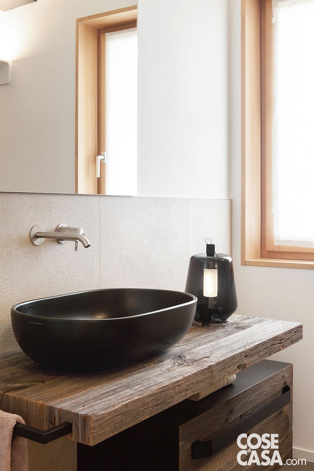 Le tendenze che privilegiano il colore, il nero in particolare, per lavabi e sanitari sono apprezzate anche per il bagno delle case di campagna, perché permettono di inserire un elemento di modernità forte senza tradire il carattere rustico dell’edificio. Accostati a materiali naturali come legno, pietra o intonaci neutri, i sanitari scuri creano contrasti eleganti e definiscono volumi con forza visiva, enfatizzando dettagli architettonici originali come travi a vista, nicchie murarie o pavimenti in cotto restaurato. Il risultato è un ambiente contemporaneo, raffinato e funzionale, che conserva l’anima autentica della casa rurale. Progetto: Tixa – Studio Associato di Ingegneria e Architettura (arch. Marco Alessi e ing. Federico Dalla Valle) Bassano del Grappa (VI), Tel. 0424/524117 - tixa.it. Collaboratore: arch. Michela Carlesso Foto: Makethatstudio.