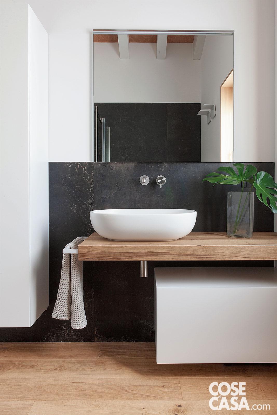 I bagni moderni nelle case di campagna ristrutturate mantengono il dialogo con l’edificio originario pur adottando un linguaggio essenziale e contemporaneo. Le superfici privilegiano materiali naturali reinterpretati: gres a grandi lastre effetto pietra o cemento per pavimenti e rivestimenti, legno per i dettagli d’arredo, intonaci in tinte neutre che rispettano le cromie del contesto. Progetto: Tixa – Studio Associato di Ingegneria e Architettura (arch. Marco Alessi e ing. Federico Dalla Valle) Bassano del Grappa (VI), Tel. 0424/524117 - tixa.it. Collaboratore: arch. Michela Carlesso Foto: Makethatstudio.