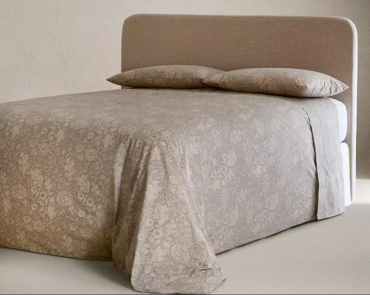 Riprende la raffinata colorazione della testata il lenzuolo Morris & Co. di Zara Home: è realizzato in cotone percalle a 200 fili con motivi stampati che reinterpretano le iconiche stampe di William Morris, una delle figure più influenti del design e dell'artigianato britannico ed esponente del movimento Arts & Crafts. Misura L 280 x P 270 cm. Prezzo 59,99 euro. Le federe coordinate misurano L 75 x P 50 cm e costano 39,99 euro la coppia. https://www.zarahome.com Riprende la raffinata colorazione della testata il lenzuolo Morris & Co. di Zara Home: è realizzato in cotone percalle a 200 fili con motivi stampati che reinterpretano le iconiche stampe di William Morris, una delle figure più influenti del design e dell'artigianato britannico ed esponente del movimento Arts & Crafts. Misura L 280 x P 270 cm. Prezzo 59,99 euro. Le federe coordinate misurano L 75 x P 50 cm e costano 39,99 euro la coppia. https://www.zarahome.com