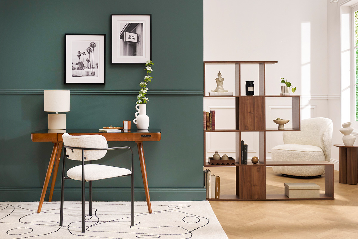 La libreria scandinava Como di Miliboo permette di dividere l'ingresso dal soggiorno perché è bifacciale e può essere accostata ad altre per dare vita ad una sorta di parete. È realizzata con pannelli di truciolare nella raffinata finitura noce. Misura L 139 x P 28 x H 147 cm. Prezzo 329,99 euro. https://www.miliboo.it