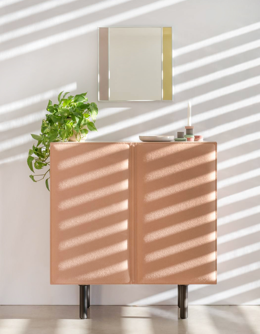 Una colorazione delicata per il mobile contenitore Tacito di Magis che è caratterizzato dalla presenza di due ante in feltro; la struttura in MDF verniciato poggia su gambe in alluminio anodizzato. Misura L 100 x P 48 x H 107 cm. Prezzo 4.270 euro. https://www.magisdesign.com