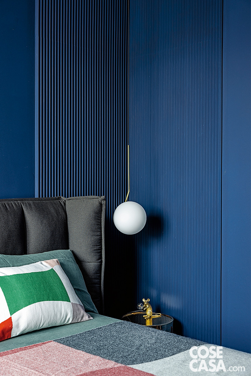 parete blu dietro al letto parete blu dietro al letto