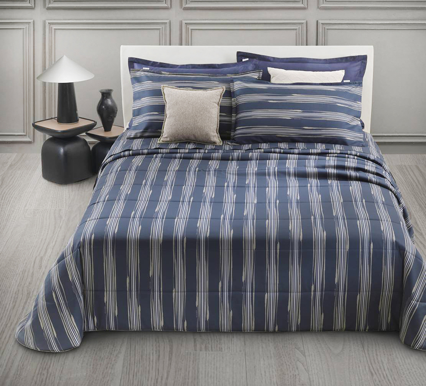 Finissimo raso per il quilt matrimoniale Brushed Print di Trussardi Home Linen by Mirabello Carrara che è caratterizzato da un'intensa colorazione blu scuro con un decoro astratto in contrasto; è realizzato in 100% cotone. Misura L 270 x P 260 cm. Prezzo a partire da 439 euro. https://www.mirabellocarrara.it Finissimo raso per il quilt matrimoniale Brushed Print di Trussardi Home Linen by Mirabello Carrara che è caratterizzato da un'intensa colorazione blu scuro con un decoro astratto in contrasto; è realizzato in 100% cotone. Misura L 270 x P 260 cm. Prezzo a partire da 439 euro. https://www.mirabellocarrara.it