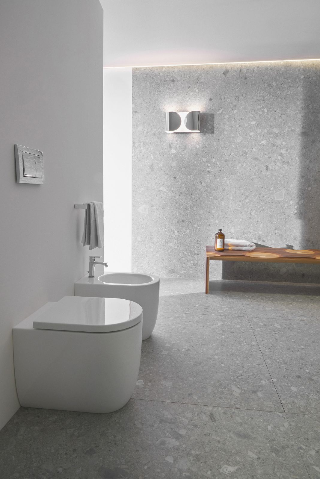 Sono disponibile nelle finiture Bianco e Bianco Seta, il vaso e il bidet a terra filo parete
Blend Curve di Atelier Collections Ideal Standard. Entrambi hanno fissaggi completamente nascosti. Misurano, cadauno, L 35,5 x P 56 x H 40 cm. Prezzo del bidet, Iva esclusa e nella finitura Bianco, 388,50 euro. Il vaso a filo parete è dotato di tecnologia AquaBlade® che crea una lama d'acqua che pulisce una superficie molto ampia. Prezzo del vaso, Iva esclusa e nella finitura Bianco, 492 euro. www.idealstandard.it Sono disponibile nelle finiture Bianco e Bianco Seta, il vaso e il bidet a terra filo parete
Blend Curve di Atelier Collections Ideal Standard. Entrambi hanno fissaggi completamente nascosti. Misurano, cadauno, L 35,5 x P 56 x H 40 cm. Prezzo del bidet, Iva esclusa e nella finitura Bianco, 388,50 euro. Il vaso a filo parete è dotato di tecnologia AquaBlade® che crea una lama d'acqua che pulisce una superficie molto ampia. Prezzo del vaso, Iva esclusa e nella finitura Bianco, 492 euro. www.idealstandard.it