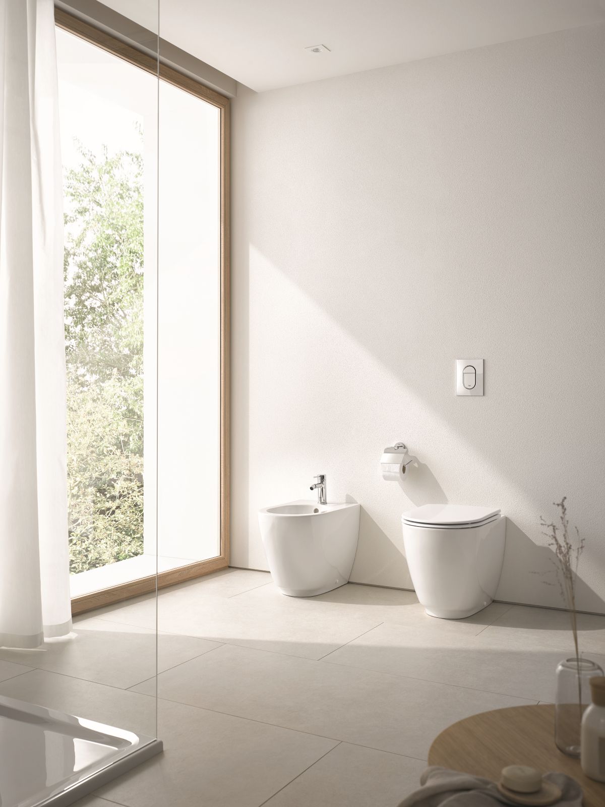 Il vaso e il bidet a pavimento Essence di Grohe in ceramica hanno finitura bianca lucida GROHE PureGuard che garantisce massima igiene impedendo la formazione del calcare e bloccando lo sviluppo dei germi tramite gli ioni antibatterici. Il vaso a filo parete è senza brida e misura L 36 x P 54,5 cm; il bidet misura L 35 x P 54 cm. Prezzo, cadauno e senza sedile, 702,11 euro. www.grohe.it Il vaso e il bidet a pavimento Essence di Grohe in ceramica hanno finitura bianca lucida GROHE PureGuard che garantisce massima igiene impedendo la formazione del calcare e bloccando lo sviluppo dei germi tramite gli ioni antibatterici. Il vaso a filo parete è senza brida e misura L 36 x P 54,5 cm; il bidet misura L 35 x P 54 cm. Prezzo, cadauno e senza sedile, 702,11 euro. www.grohe.it