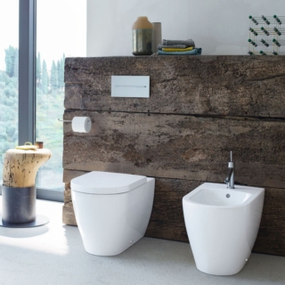 Sono in ceramica sanitaria bianca il vaso e il bidet monoforo a pavimento della serie ME by Starck di Duravit, design by Philippe Starck. Misurano, cadauno, L 37 x P 60 cm.
Prezzo del bidet 449 Euro; prezzo del vaso a cacciata con sciacquo a 4,5/3 litri 496 euro. Prezzo del sedile con coperchio con chiusura rallentata, rimovibile e con cerniere in acciaio inox 251 euro. www.duravit.it Sono in ceramica sanitaria bianca il vaso e il bidet monoforo a pavimento della serie ME by Starck di Duravit, design by Philippe Starck. Misurano, cadauno, L 37 x P 60 cm.
Prezzo del bidet 449 Euro; prezzo del vaso a cacciata con sciacquo a 4,5/3 litri 496 euro. Prezzo del sedile con coperchio con chiusura rallentata, rimovibile e con cerniere in acciaio inox 251 euro. www.duravit.it