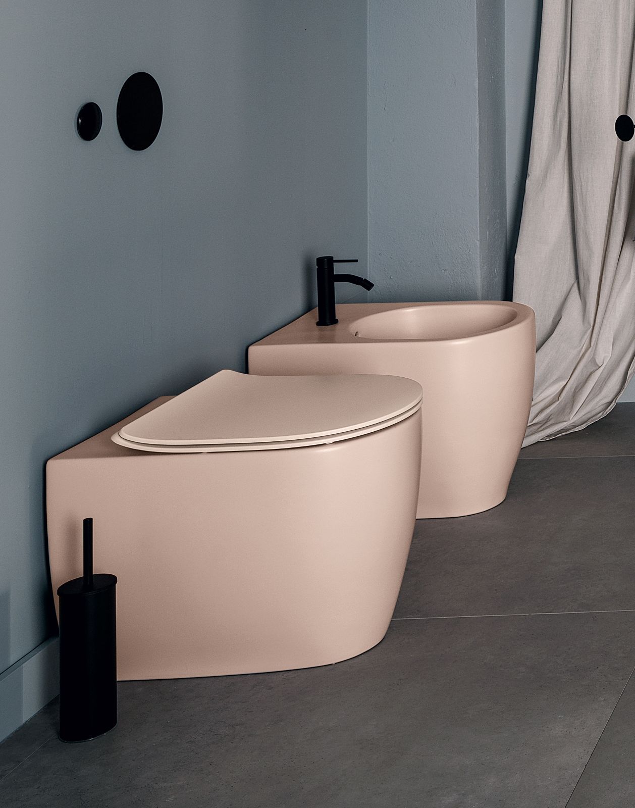La coppia di sanitari a terra Moon di Scarabeo è in ceramica smaltata con finitura Antique Pink. Il vaso è dotato di sistema Clean Flush ed Eco Water Saving Plus 2/4lt e si completa di sedile in termoindurente con chiusura rallentata e sgancio rapido nella stessa finitura della ceramica. Misurano, cadauno, L 36 x P 54,5 cm. Prezzo, Iva esclusa e cadauno, 520 euro; prezzo, Iva esclusa, del sedile del vaso 220 euro. https://scarabeoceramiche.it/ La coppia di sanitari a terra Moon di Scarabeo è in ceramica smaltata con finitura Antique Pink. Il vaso è dotato di sistema Clean Flush ed Eco Water Saving Plus 2/4lt e si completa di sedile in termoindurente con chiusura rallentata e sgancio rapido nella stessa finitura della ceramica. Misurano, cadauno, L 36 x P 54,5 cm. Prezzo, Iva esclusa e cadauno, 520 euro; prezzo, Iva esclusa, del sedile del vaso 220 euro. https://scarabeoceramiche.it/