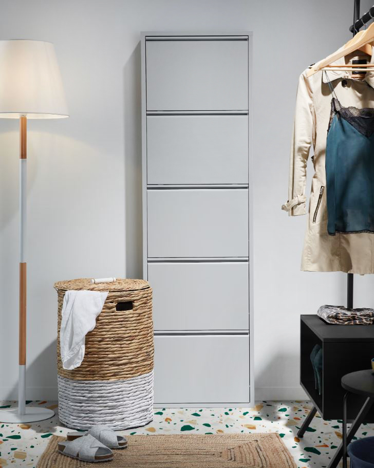 Capiente e funzionale la scarpiera Ode di Kave Home che può essere sistemata all'ingresso: è dotata di cinque ante in acciaio verniciato a polvere grigio chiaro. Ogni vano può contenere due paia di scarpe. Misura L 50 x P 15 x H 169 cm. Prezzo 199 euro. https://kavehome.com