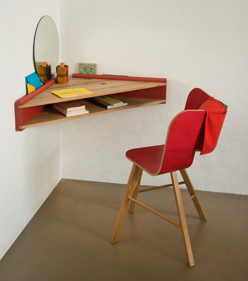 Per organizzare un angolo studio nell'ingresso basta posizionare lo scrittoio angolare a parete Briccola-ge di Colé Italia: è composto da una mensola appesa a parete realizzata in rovere naturale massiccio con inserti in antica briccola veneziana; ha due ripiani ed è dotata di supporti rossi. Misura L 100 x P 47 x H 25 cm. Prezzo 1.335 euro. https://coleitalia.com