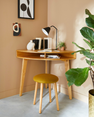Legno chiaro per la scrivania ad angolo Grimbsy di La Redoute Interieurs che permette di ottimizzare al meglio lo spazio nell'ingresso. È realizzata in pino massello FSC® tinto rovere ed è corredata di vani portaoggetti sotto il piano e di fori passacavo. Misura L 70 x P 70 x H 76 cm. Prezzo 169 euro. https://www.laredoute.it Legno chiaro per la scrivania ad angolo Grimbsy di La Redoute Interieurs che permette di ottimizzare al meglio lo spazio nell'ingresso. È realizzata in pino massello FSC® tinto rovere ed è corredata di vani portaoggetti sotto il piano e di fori passacavo. Misura L 70 x P 70 x H 76 cm. Prezzo 169 euro. https://www.laredoute.it