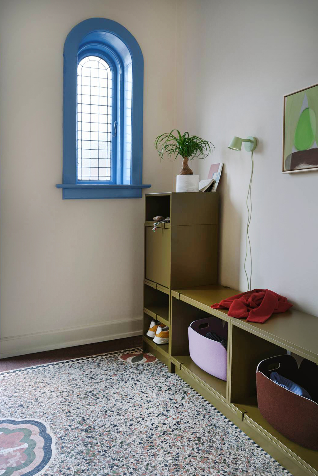 Il sistema di contenimento per l'ingresso Stacked Storage di Muuto è composto da una serie di moduli in MDF laccato verde scuro, dotati di un pannello posteriore, che possono essere montati direttamente a parete. Nei vani a giorno possono essere sistemati una serie di cesti portatutto per riporre non solo le scarpe. Misura L 174 x P 35 x H 119 cm. Prezzo 2.449 euro.  https://www.muuto.com