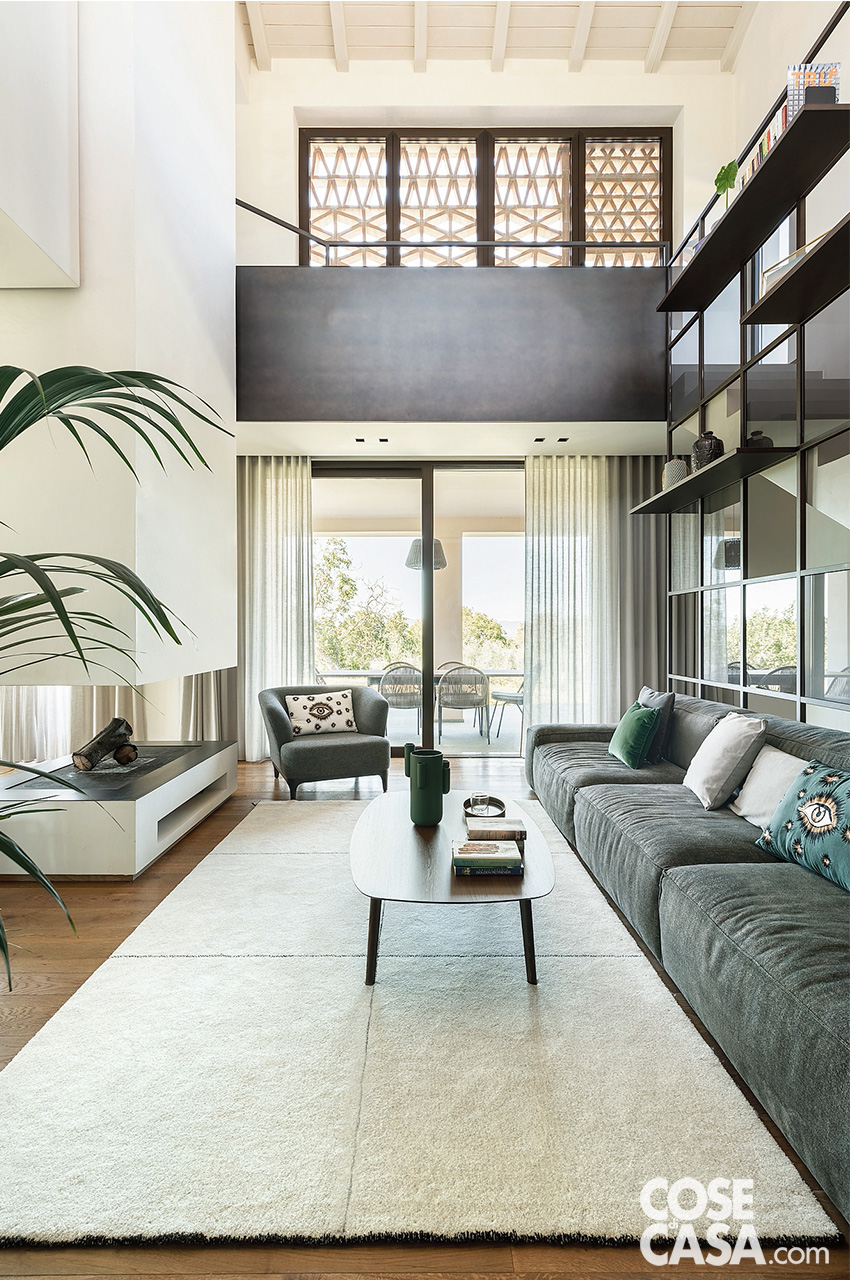 Gli ambienti a doppia altezza in una casa di campagna in stile moderno esaltano la percezione dello spazio e la continuità visiva tra i diversi livelli. La verticalità è sottolineata da scale leggere e da volumi sospesi, mentre la luce naturale, protagonista assoluta, modella gli interni con variazioni suggestive nell’arco della giornata. Progetto Superplum Studio. Foto: Studio Daido