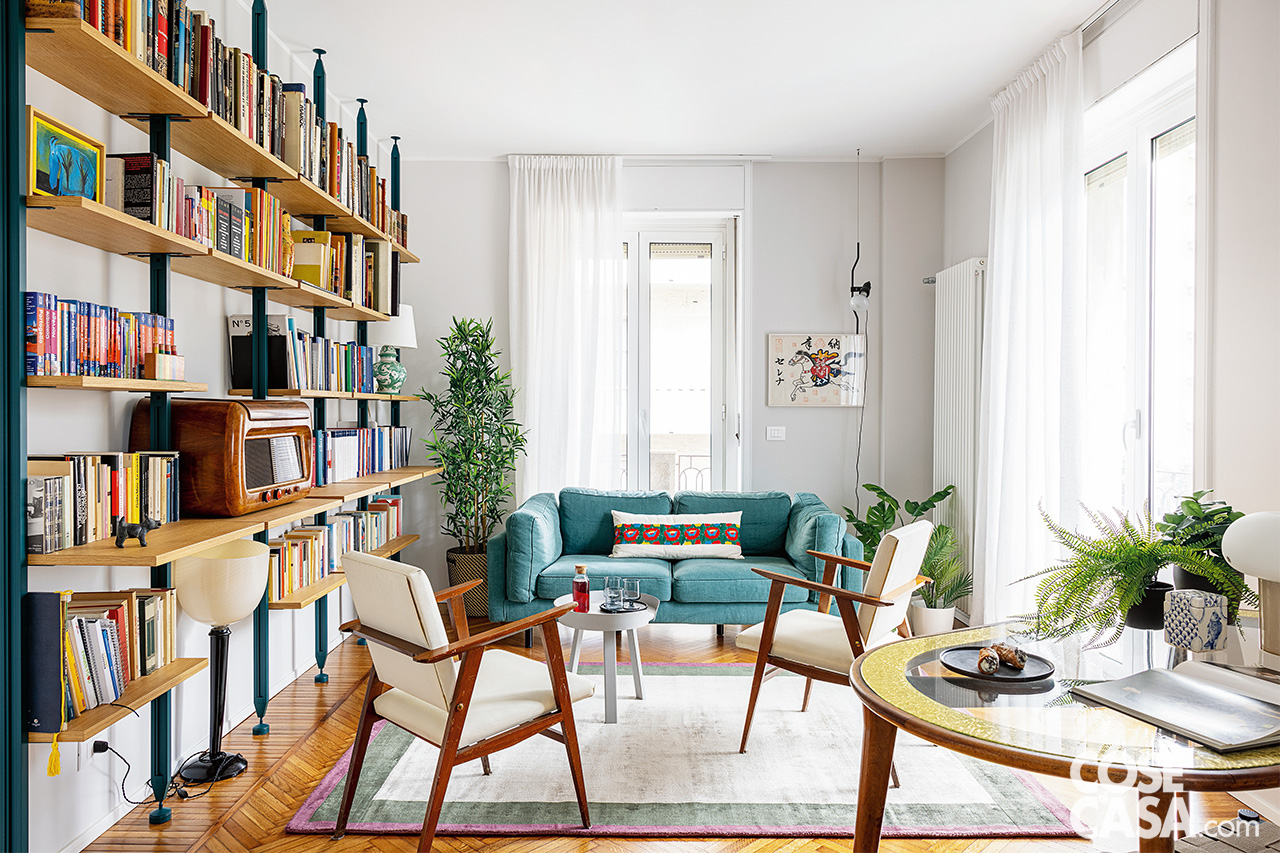 soggiorno con liberia e divano azzurro