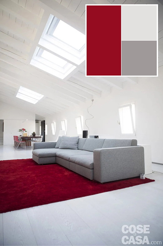 È il caso di questo living, dove, in un ambiente illuminato da tre finestroni sul soffitto, è stato posizionato un grande tappeto color rosso rubino che delimita la zona conversazione. Tutto il resto è invece chiaro e omogeneo, pavimento, pareti e soffitto, così come il divano a penisola grigio chiaro: l'insieme è di grande semplicità ed eleganza. Foto: Andrea Alessio (www.andreaalessio.it ). Progetto: architetto Silvia Bortolini, San Polo 1512/E – Venezia, http://www.silviabortolini.it