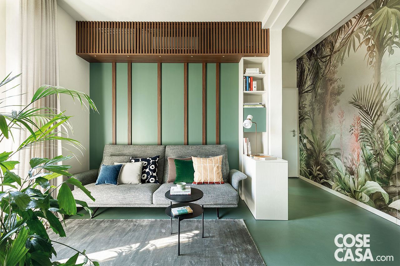 soggiorno divano grigio e parete verde