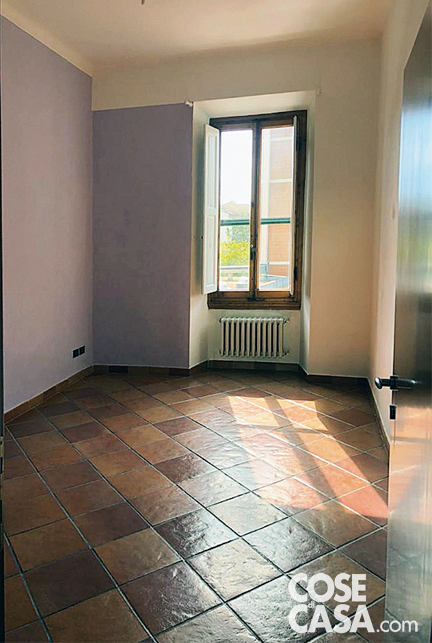 ERA COSI'
Nello studio e negli altri ambienti, i pavimenti erano rivestiti con piastrelle in finto cotto posate in diagonale, con fughe larghe in grande evidenza. Senza rimuoverle, in modo da ridurre il disagio del cantiere, sono state rivestite ovunque in resina, con un effetto omogeneo
e spessori ridotti.