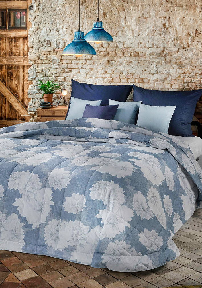 La trapunta leggera modello CreArt di Cinelli Piume e Piumini è imbottita in 95% piuma d’oca di qualità eccellente che la rende leggera e morbida, adatta all'uso primaverile. Esternamente è rivestita in puro cotone, a quadri fissi, stampato con una fantasia floreale nei toni del bianco e del blu. Misura L 270 x P 260 cm. Prezzo 620 euro. https://www.cinellipiumini.it La trapunta leggera modello CreArt di Cinelli Piume e Piumini è imbottita in 95% piuma d’oca di qualità eccellente che la rende leggera e morbida, adatta all'uso primaverile. Esternamente è rivestita in puro cotone, a quadri fissi, stampato con una fantasia floreale nei toni del bianco e del blu. Misura L 270 x P 260 cm. Prezzo 620 euro. https://www.cinellipiumini.it