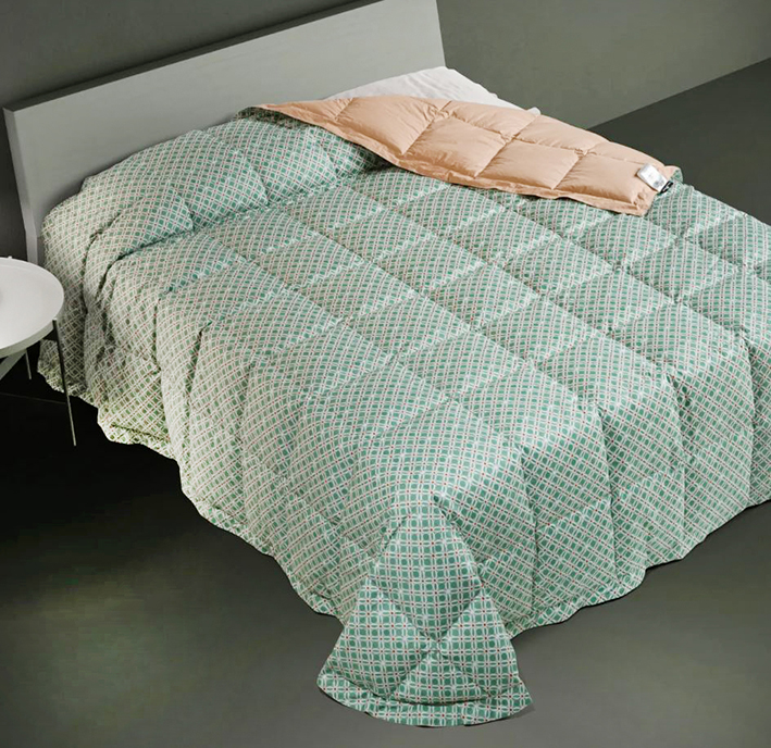 Puro piumino per la trapunta estiva fantasia Geometrica di DaunenStep rivestita in cotone decorato da un fitto decoro nei toni del verde. Possiede ottime capacità termoregolanti e traspiranti: grazie al giusto grado di isolamento termico e alta traspirabilità garantisce un estremo comfort. La trapuntatura a quadri fissi inoltre mantiene il calore uguale su tutta la superficie del capo, garantendo un riposo temperato durante tutta la notte. Misura L 270 x P 260 cm. Prezzo 699 euro. https://www.daunenstep.com Puro piumino per la trapunta estiva fantasia Geometrica di DaunenStep rivestita in cotone decorato da un fitto decoro nei toni del verde. Possiede ottime capacità termoregolanti e traspiranti: grazie al giusto grado di isolamento termico e alta traspirabilità garantisce un estremo comfort. La trapuntatura a quadri fissi inoltre mantiene il calore uguale su tutta la superficie del capo, garantendo un riposo temperato durante tutta la notte. Misura L 270 x P 260 cm. Prezzo 699 euro. https://www.daunenstep.com