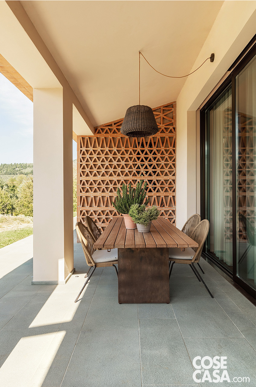 La veranda di una casa di campagna arredata spesso con zona pranzo è uno spazio che esalta la relazione tra natura e abitare.  Ampie superfici vetrate lasciano entrare la luce, rendendo l’ambiente indoor luminoso e arioso in ogni stagione.  Un tavolo in legno naturale diventa fulcro della convivialità, affiancato da sedute dal carattere semplice ma raffinato, che possono spaziare dal rattan intrecciato alle linee pulite del metallo verniciato. Eventuali tappeti per esterni e vasi con piante aromatiche rafforzano il legame tra interno ed esterno.  Lo stile può oscillare tra il rustico autentico e il contemporaneo essenziale, ma in ogni caso la veranda con zona pranzo restituisce l’immagine di un ambiente accogliente, dove il paesaggio diventa parte integrante della vita quotidiana.. Progetto Superplum Studio. Foto: Studio Daido