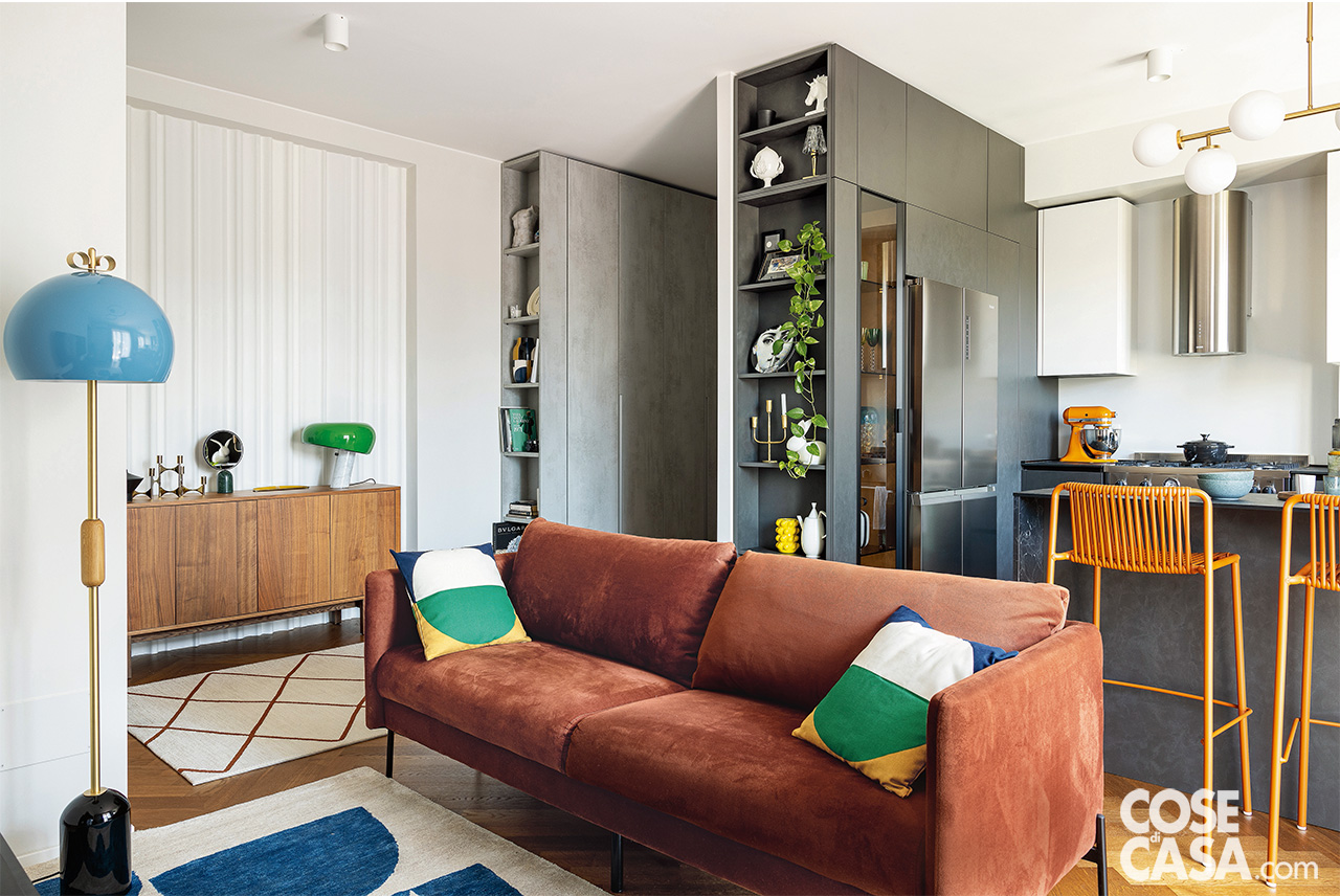 zona giorno con divano in velluto color mattone zona giorno con divano in velluto color mattone