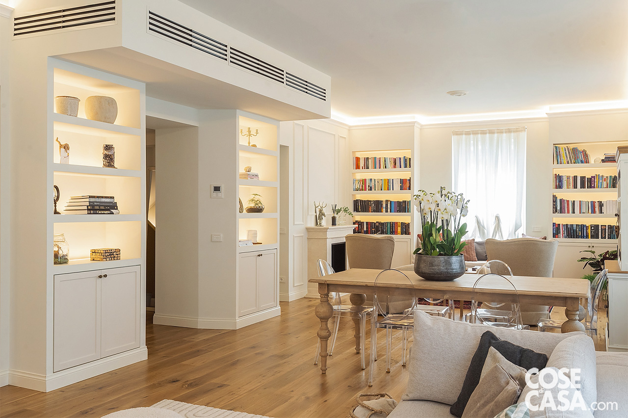 zona pranzo tavolo legno e sedie trasparenti