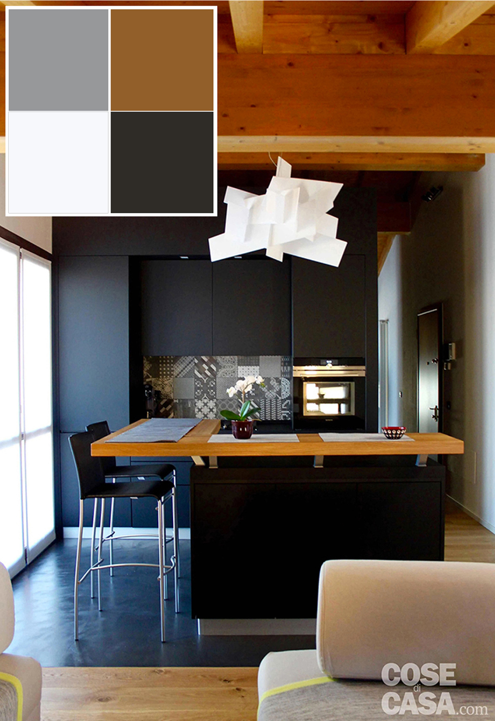 Caratterizza questa cucina un intenso grigio scuro, che visivamente forma una specie di cubo compatto, collocato a vista nel living, e che viene anche delimitato a terra da una porzione di pavimento in resina nera. I mobili sono di colore grigio scuro, per basi, pensili e colonne, con top dello stesso materiale e colore, mentre l'alzata è realizzata di piastrelle decorate tipo cementine, effetto patchwork sui toni del grigio e del bianco. Completa la cucina un'isola centrale, che integra un bancone snack il legno, unico elemento che spezza l'uniformità delle tonalità scure.
Progettazione e direzione lavori SuMisura Architetti, Arch. Michela Curadini e Arch. Serena Manzi, info@sumisuraarchitetti.com, http://www.sumisuraarchitetti.com. Foto Arch. Serena Manzi. Caratterizza questa cucina un intenso grigio scuro, che visivamente forma una specie di cubo compatto, collocato a vista nel living, e che viene anche delimitato a terra da una porzione di pavimento in resina nera. I mobili sono di colore grigio scuro, per basi, pensili e colonne, con top dello stesso materiale e colore, mentre l'alzata è realizzata di piastrelle decorate tipo cementine, effetto patchwork sui toni del grigio e del bianco. Completa la cucina un'isola centrale, che integra un bancone snack il legno, unico elemento che spezza l'uniformità delle tonalità scure.
Progettazione e direzione lavori SuMisura Architetti, Arch. Michela Curadini e Arch. Serena Manzi, info@sumisuraarchitetti.com, http://www.sumisuraarchitetti.com. Foto Arch. Serena Manzi.