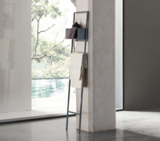 Arcom Dress holder appoggiato a una colonna Arcom Dress holder appoggiato a una colonna